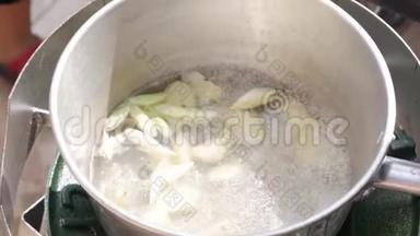 柠檬草和生姜放在一壶开水里。 一步一步煮汤哈盖汤.. 泰国菜。 特写镜头。 4k